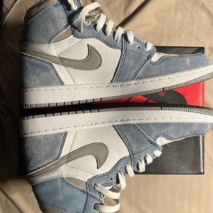 Air Jordan retro 1 Hyper Royal size 9.5